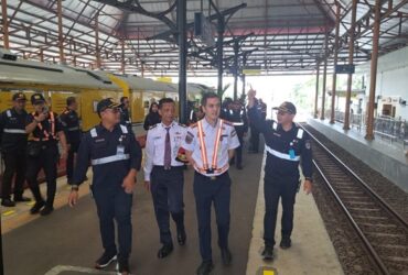 Jajaran manajemen PT KAI Daop 8 Surabaya saat melaksanakan pengecekan stasiun Mojokerto.(blok-a.com/Syahrul Wijaya)
