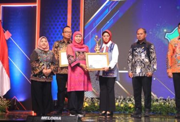 Penyerahan penghargaan investasi Pemkab Sidoarjo dalam Investment Award Jatim 2025 di Grand City Surabaya.
