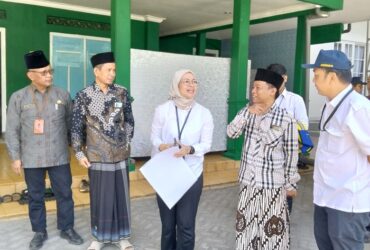 Dirjen Cipta Karya Kementerian PUPR sedang meninjau kondisi fisik bangunan Ponpes Denanayar, Jombang.(blok-a.com/Syahrul Wijaya)