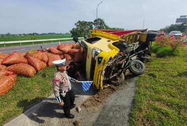 Kondisi truk muatan cabai yang terperosok di Tol Jombang - Mojokerto (Jomo).(dokumen PJR Polda Jatim)