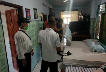 Polisi sedang mencari barang bukti dan petunjuk di rumah lansia Jombang yang ditemukan tewas terbakar. (blok-a.com/Syahrul Wijaya)