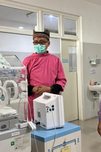 dr Sugiyo (baju medis merah) saat mengunjungi ruang NICU, tempat unit perawatan intensif khusus untuk bayi baru lahir yang memerlukan perawatan medis, Rabu (5/11/2025).