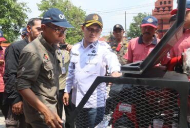 Bupati Mojokerto Gus Barra menyerahkan bantuan alat pemadam kebakaran kepada warga Desa Kepuhanyar.(blok-a.com/Syahrul Wijaya)