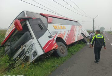 Bus Mira yang terperosok di jalan raya Sumbermulyo, Jogoroto, Jombang.(dokumen Satlantas Polres Jombang)