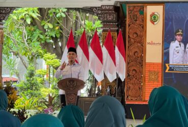 Bupati Mojokerto Gus Barra saat memberikan sambutan dalam kegiatan pengukuhan pengurus TP PKK 2025 - 2030.(blok-a.com/Syahrul Wijaya)