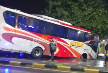 Bus PO Mira saat alami kecelakaan di Mojoagung Jombang.(blok-a.com/Syahrul Wijaya)