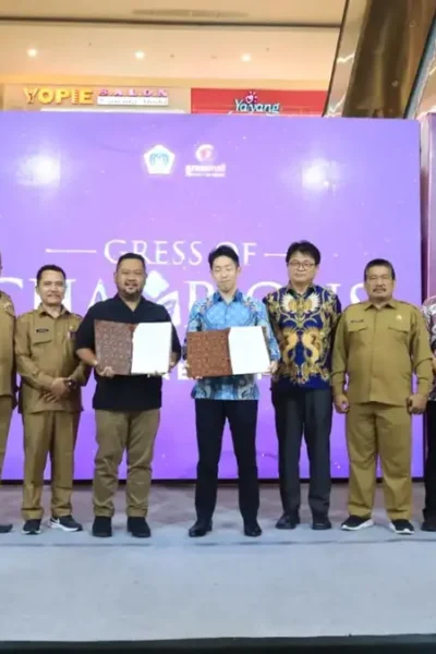 Bupati Gresik Fandi Akhmad Yani menandatangani MoU dengan Sprix Inc perusahaan pendidikan asal Tokyo, Jepang.(Ist)