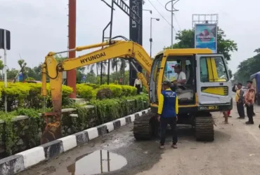 Normalisasi aliran sekitar kawasan Lippo Mal Sidoarjo (foto: Fahmi Rosyidi/blok-a.com)