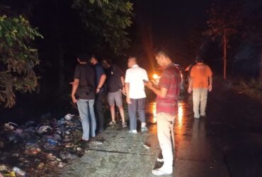 Petugas saat di lokasi penemuan mayat diduga korban perampokan di kawasan hutan Perhutani Tanjung Wetan, Desa Lawak, Kecamatan Ngimbang, Kabupaten Lamongan.(blok-a.com/Syahrul Wijaya)