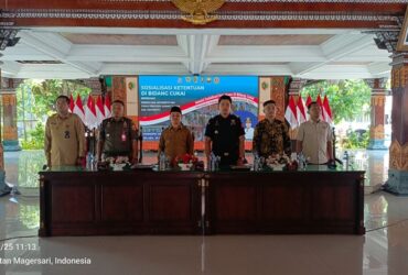 Bupati Mojokerto Gus Barra bersama bea cukai, Kepolisian, dan Satpol-PP dalam acara sosialisasi cukai di graha maja tama.(blok-a.com/Syahrul Wijaya)