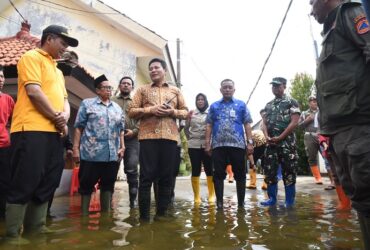 Bupati Sidoarjo, Subandi, saat sidak banjir di kawasan Kedungbanteng, Kecamatan Tanggulangin.