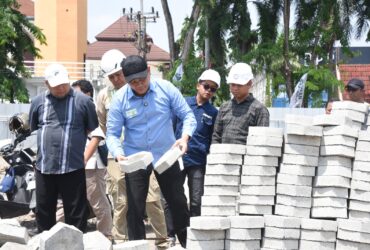 Bupati Sidoarjo, Subandi saat mengecek progres revitalisasi alun-alun Sidoarjo.