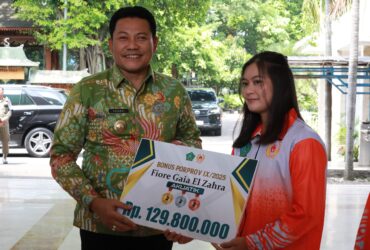 Penyerahan bonus atlet kontingen Porprov IX Jatim 2025 di Pendopo Delta Wibawa Sidoarjo.