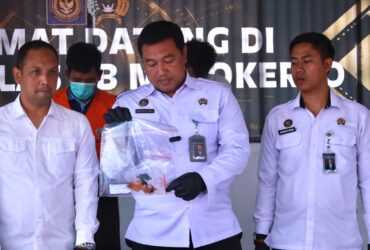 Kalapas bersama SatresNarkoba Polres Mojokerto kota saat memeriksa barang bukti sabu yang diselundupkan ke dalam lapas.(Blok-a.com/Syahrul Wijaya)