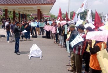 AMPERA menggelar aksi unjuk rasa di depan Kantor Pemkab Blitar. (blok-a.com/Fajar)