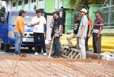 Bupati Sidoarjo meninjau proyek betonisasi jalan Kedungrejo-Wadungasri, kecamatan Waru.