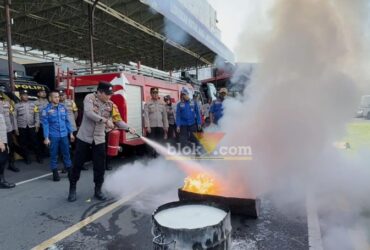 Anggota Polres Mojokerto Kota saat latihan penanganan kebakaran.(blok-a.com/Syahrul Wijaya)
