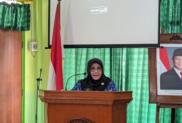 Bupati Magetan Nanik Sumantri dalam Bimtek Peningkatan Kapasitas dan Kompetensi SDM Pengawas Koperasi yang diikuti para kepala desa dan lurah di Gedung PKPRI Magetan, Senin (1/12/2025).