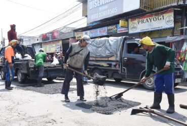 Penambalan jalan di kawasan Pasar Larangan, Sidoarjo.