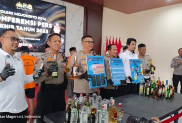 Kapolres Mojokerto kota beserta Kasat Jajaran menunjukkan barang bukti kejahatan.(blok-a.com/Syahrul Wijaya)