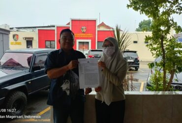 Korban penipuan didampingi pengacara Jaka Prima saat usai laporan ke Polres Mojokerto kota.(blok-a.com/Syahrul Wijaya)