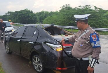 Petugas PJR unit III Polda Jatim saat evakuasi dan olah TKP laka tunggal di ruas tol Jombang - Mojokerto.(Dokumen PJR 3 Polda Jatim)