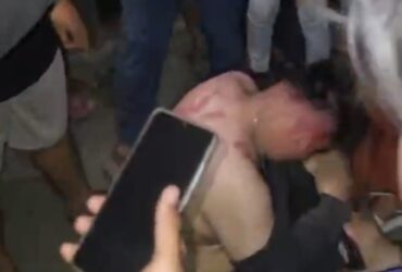 Pelaku jambret saat ditangkap warga di depan pasar Peterongan, Jombang.(Tangkapan video warga)