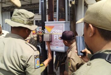 Satpol-PP kota Mojokerto saat melaksanakan razia gabungan penertiban jaringan telekomunikasi.(blok-a.com/Syahrul Wijaya)