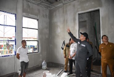 Bupati Sidoarjo, Subandi, saat meninjau pekerjaan Pos Damkar Sukodono.