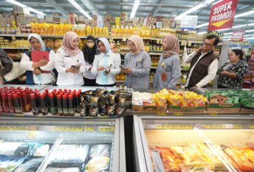 Wali Kota Mojokerto bersama dinas kesehatan, Diskopukmperindag, BBPOM Surabaya saat sidak makanan dan minuman di Superindo dan Sanrio.(blok-a.com/Syahrul Wijaya)