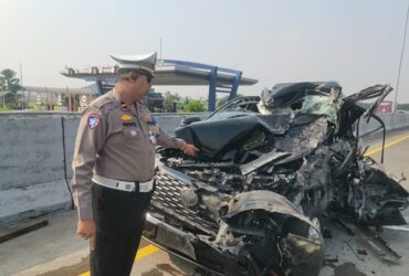 Panit PJR 3 Polda Jatim Ipda Ridho Pramana saat mendatangi lokasi kejadian kecelakaan di tol SuMo terlihat mobil Inova zenix yang ringsek parah.(PJR 3 Polda Jatim)