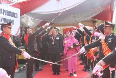 Polresta Banyuwangi menggelar upacara kenaikan pangkat dan pelepasan purna bhakti di halaman Mapolresta Banyuwangi, Rabu (31/12/2025). (blok-a.com/Istimewa)