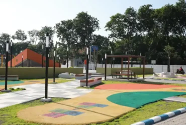 Pembukaan pagar penutup alun-alun Sidoarjo