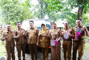 Penyerahan bantuan mobil pickup dan stamper di Pendopo Delta wibawa Sidoarjo (foto: Kominfo Kab. Sidoarjo untuk Blok-a.com)