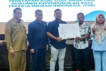 Bupati Gresik Fandi Akhmad Yani menyerahkan dokumen hasil sidang terpadu isbat penetapan asal usul anak serta dokumen kependudukan PMI asal Gresik.(Ist)