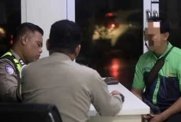 Seorang pengemudi bus Trans Jatim yang ugal-ugalan dijalan mendapat sangsi tegas Satlantas Polres Gresik.(blok-a.com/ivan)