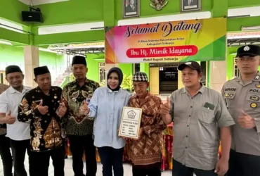 Penyerahan bantuan rehabilitasi RTLH desa Sidorejo, Kecamatan Krian (foto: Blok-a.com/Fahmi Rosyidi)