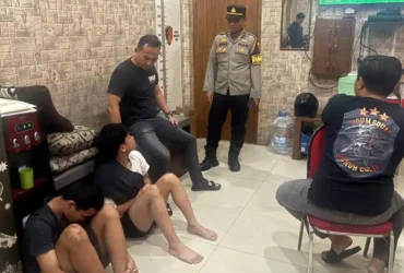 Kedua pemuda yang diamankan polisi diduga akan tawuran dan perang sarung.(Foto: Dokumen Polres)