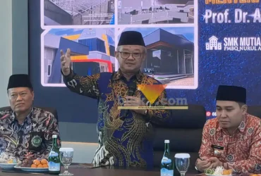 Mendikdasmen Abdul Mu'ti saat kunjungan ke SMK Mutiah, Ngoro, Mojokerto.(blok-a.com/Syahrul Wijaya)