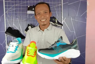 Pengusaha sepatu "Aveka" Muhammad Nurfuad sedang membawa produk sepatu terbarunya.(blok-a.com/Syahrul Wijaya)