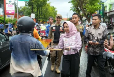 Wali Kota Mojokerto Ika Puspita Sari membagikan voucher takjil.(blok-a.com/Syahrul Wijaya)