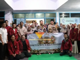 Kapolres Mojokerto Kota AKBP Herdiawan Arifianto berikan santunan kepada anak yatim di Panti Muhammadiyah (blok-a.com/Syahrul Wijaya)