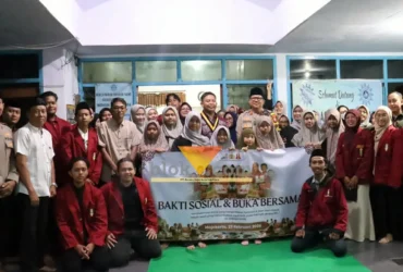 Kapolres Mojokerto Kota AKBP Herdiawan Arifianto berikan santunan kepada anak yatim di Panti Muhammadiyah (blok-a.com/Syahrul Wijaya)