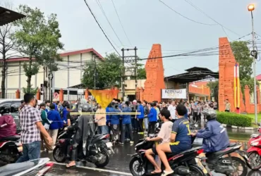 Aksi unjuk rasa mahasiswa di depan Polres Mojokerto.(blok-a.com/Syahrul Wijaya)