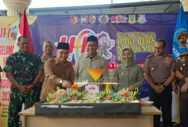 Bupati Mojokerto Muhammad Al Barra saat memotong tumpeng dalam acara peringatan hari pers nasional 2026 di sekretariat PWI Mojokerto.(blok-a.com/Syahrul Wijaya)