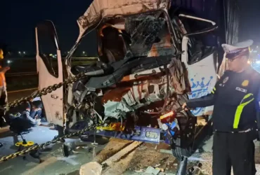 Kondisi truk hancur bagian depan usai menabrak bagian belakang truk dan menewaskan satu penumpang di ruas tol JoMo.(Dokumen PJR 3 Polda Jatim)