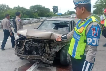 Keadaan mobil sedan Mercedes Benz usai mengalami kecelakaan di ruas tol JoMo.(Dokumen PJR 3 Polda Jatim)