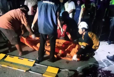 Korban meninggal saat dievakuasi oleh petugas dan relawan (Foto: Istimewa)