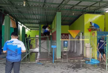 Pegawai lapas kelas IIB Mojokerto melaksanakan kegiatan pembersihan dan pengecatan Masjid Khoirul Amaliyah, Dusun Belik.(blok-a.com/Syahrul Wijaya)