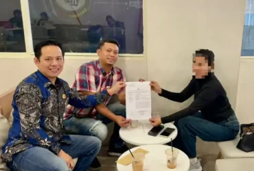 Diduga korban saat didampingi kuasa hukumnya menunjukkan bukti laporan.(blok-a.com/Syahrul Wijaya)